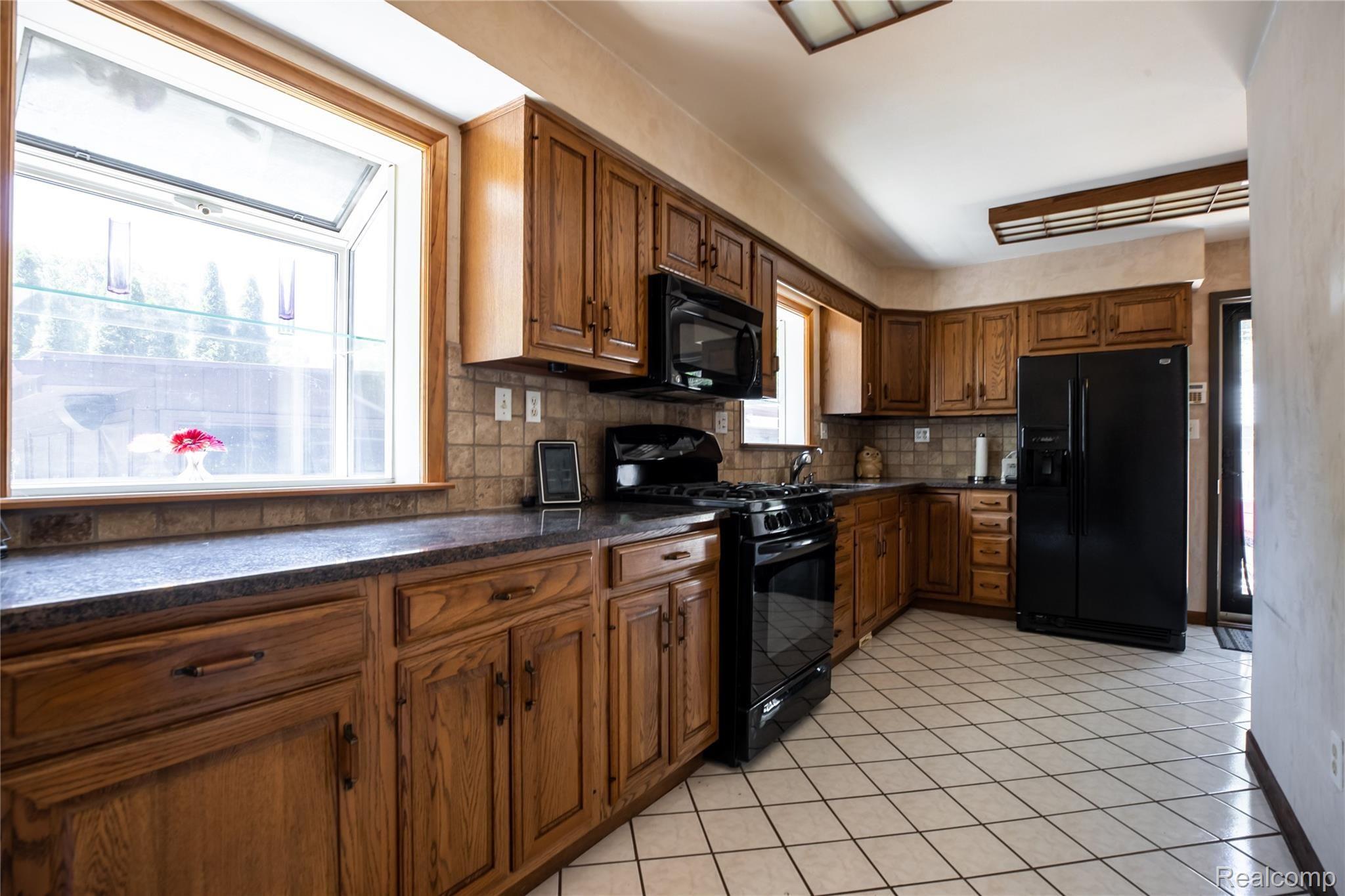3496 Hazelton Avenue Rochester, MI 48307 - Photo 19 of 35 3496 HAZELTON AVE - INTERIOR-22.jpg
