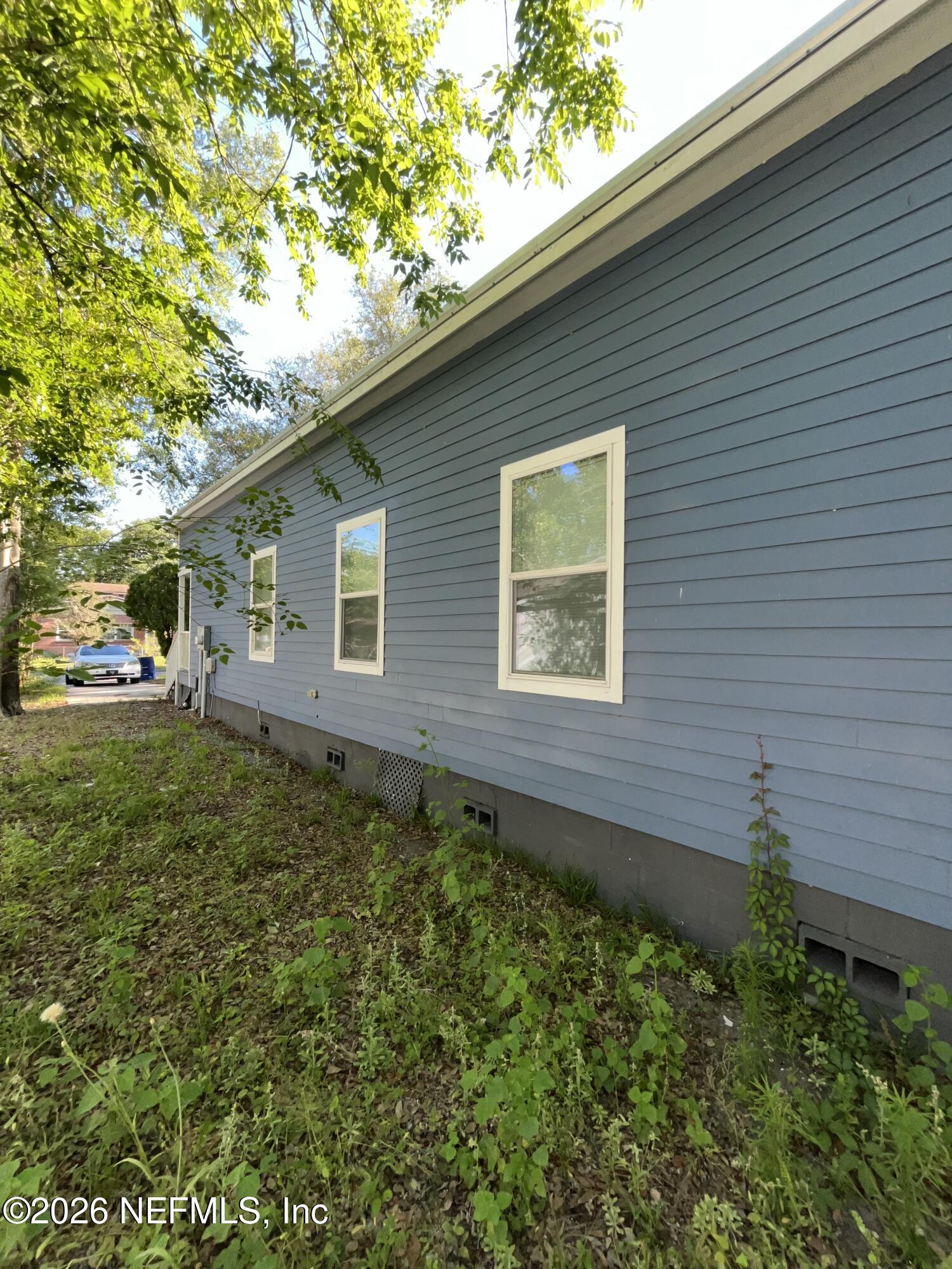 2017 Talladega Road Jacksonville, FL 32209 - Photo 7 of 34 a backyard of a house with lots of green space