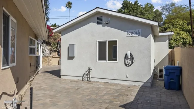 a view of a house with backyard