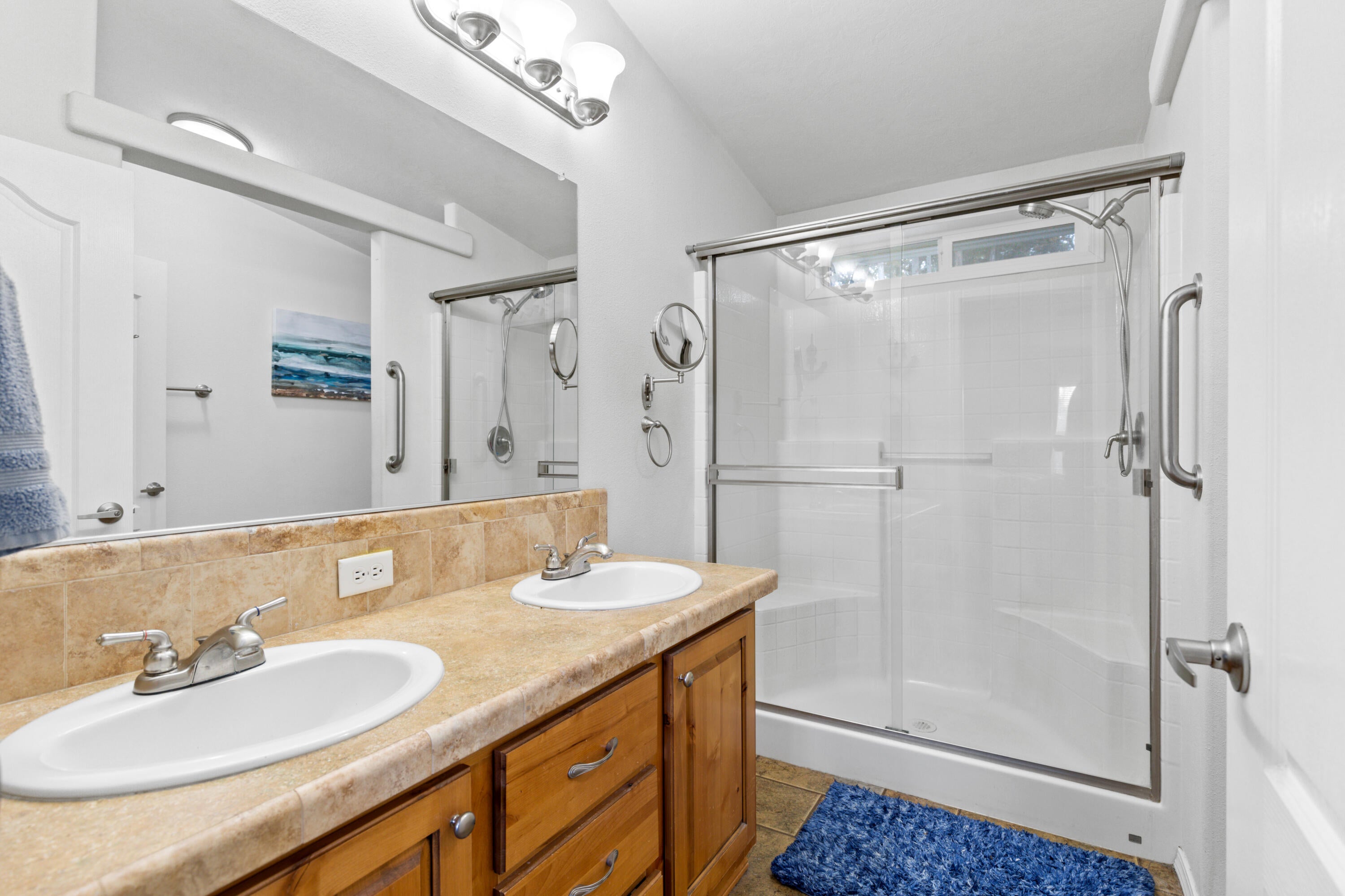 496 Wren Ridge Drive Eagle Point, OR 97524 - Photo 10 of 34 Primary Bathroom