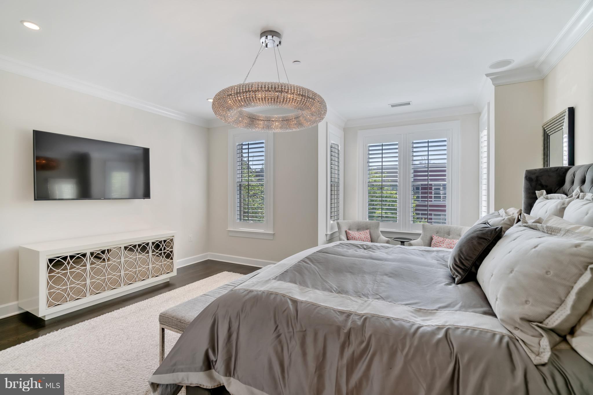 329 9th Street Northeast, Unit TH2 Washington, DC 20002 - Photo 9 of 29 Amazing Natural Light and Stunning Light Fixture