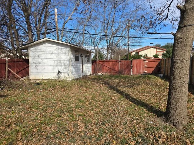 a view of a backyard of the house