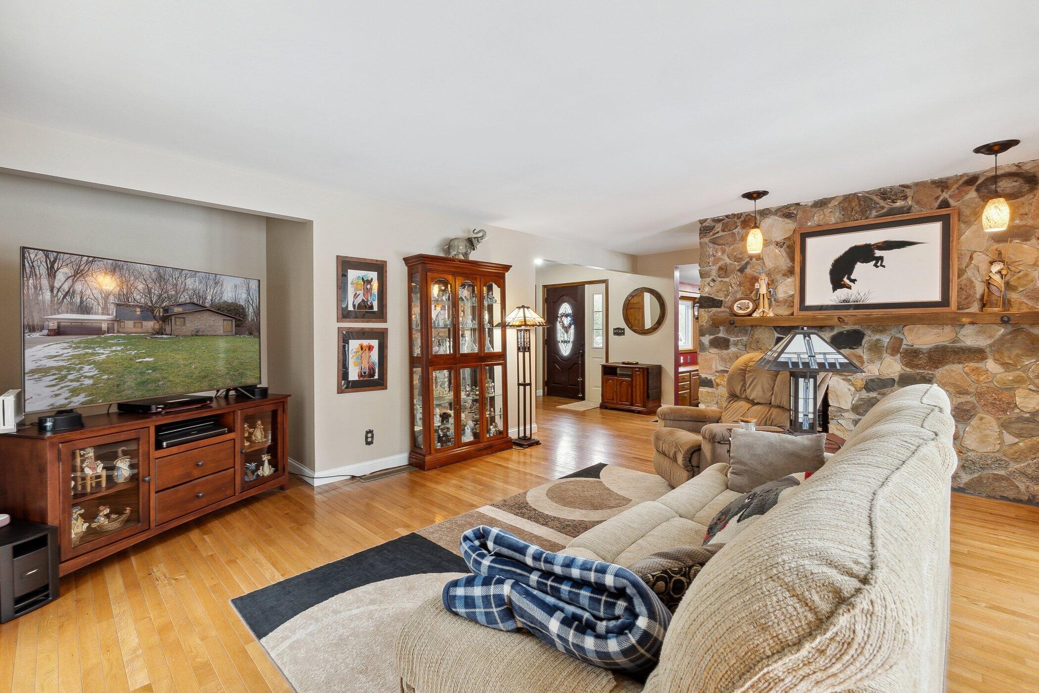 158 Hawthorne Road Marshall, MI 49068 - Photo 7 of 36 158-Hawthorne-Rd-Marshall-MI-49068-Windo