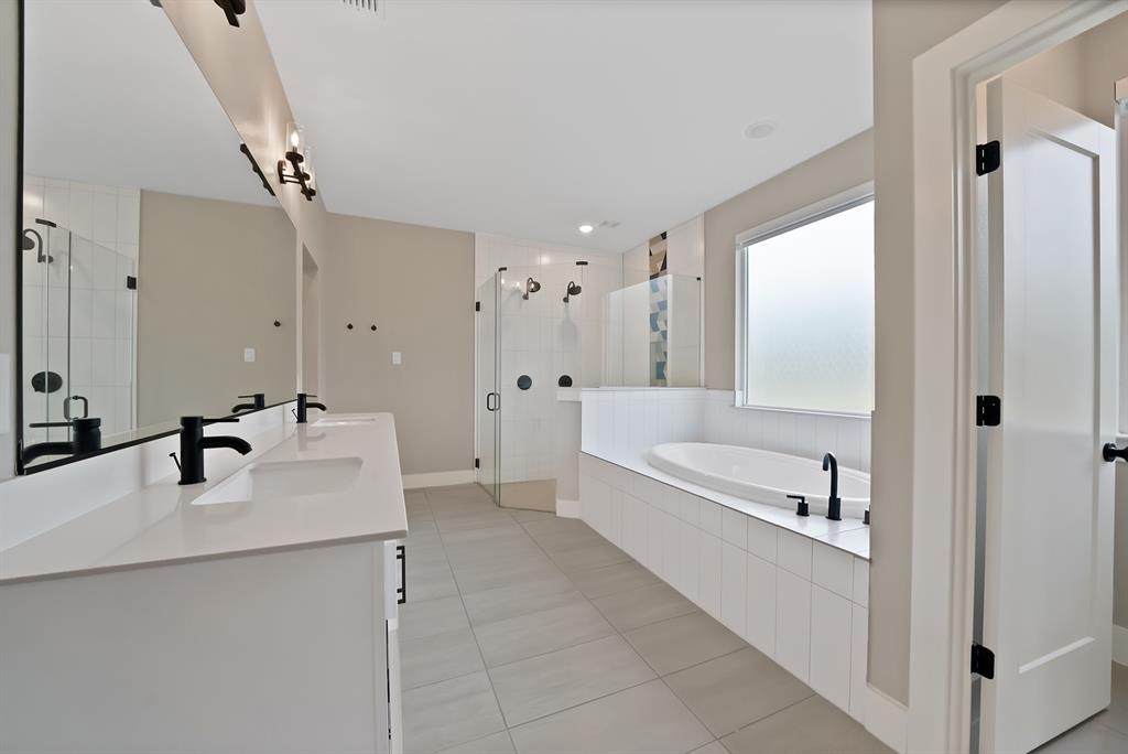 2223 Providence Way Nevada, TX 75173 - Photo 34 of 40 a bathroom with a bathtub sink and mirror