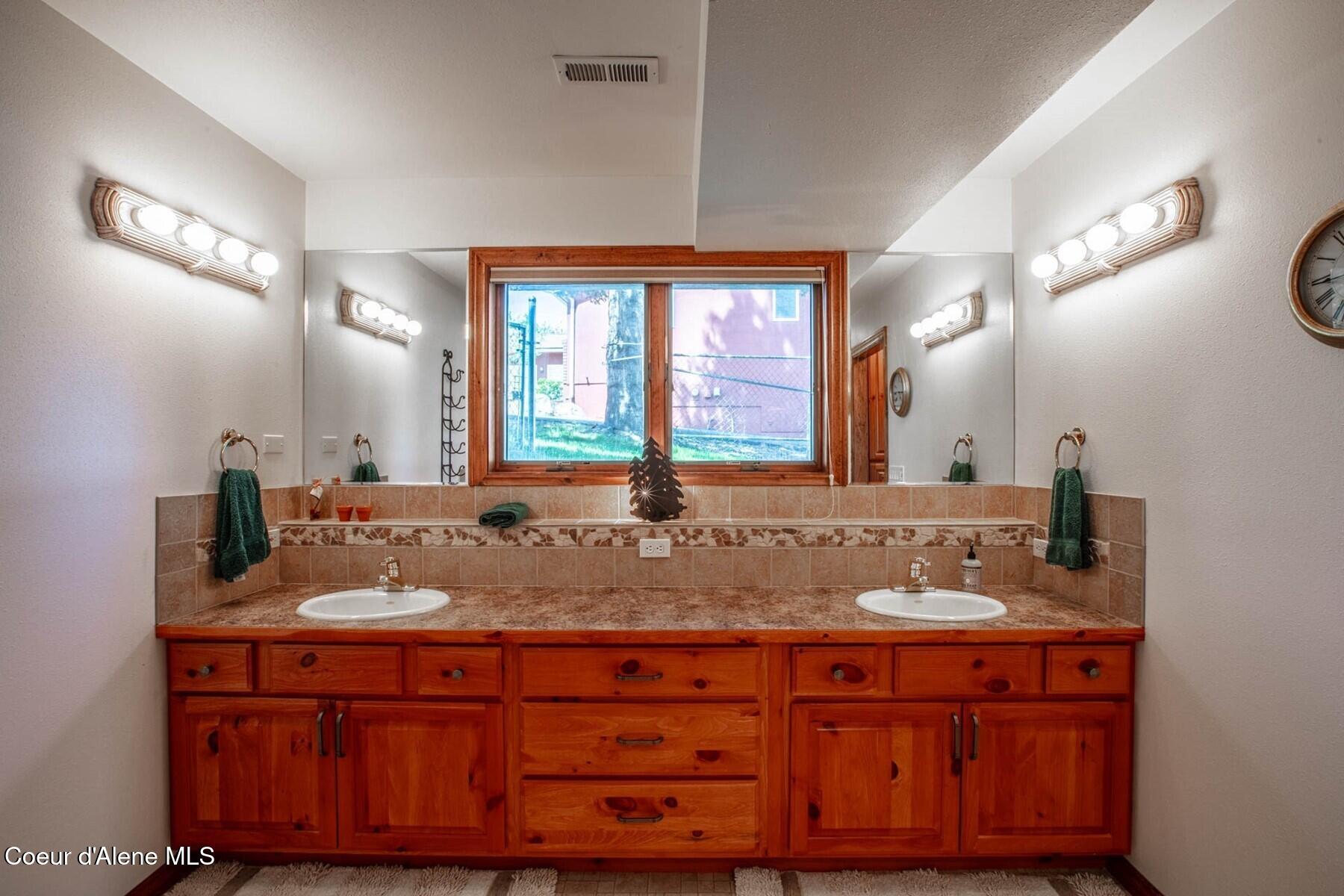 433 Campbell Point Road Laclede, ID 83841 - Photo 44 of 70 Ensuite Bathroom Lower Level