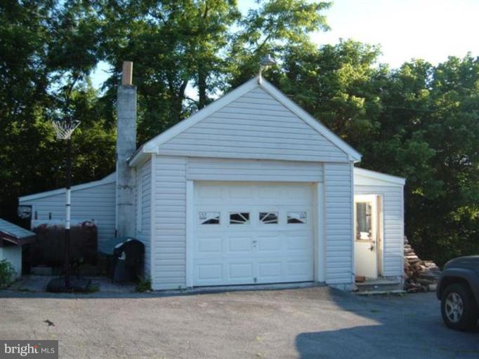 14718 Bottom Road Williamsport, MD 21795 - Photo 2 of 14 Garage 1