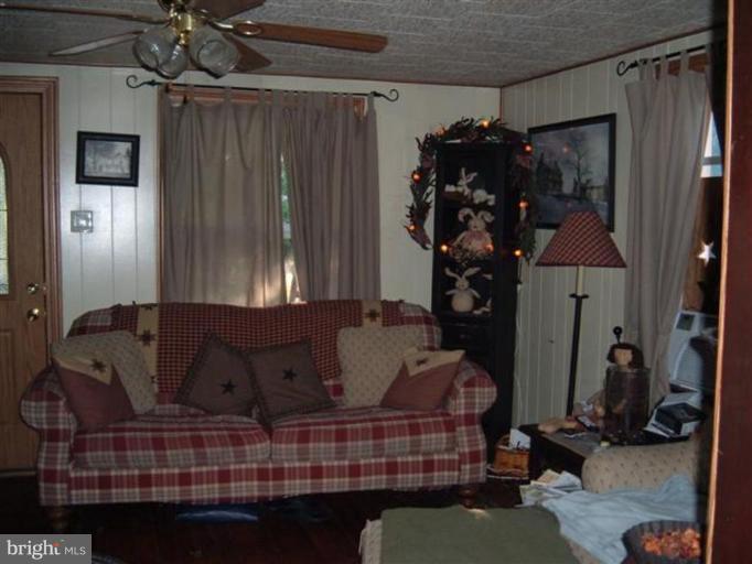 14718 Bottom Road Williamsport, MD 21795 - Photo 6 of 14 Living Room
