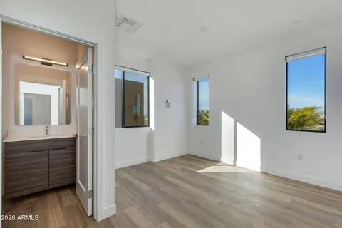 $718,000 | 4220 North 32nd Street, Unit 8, Phoenix, AZ 85016