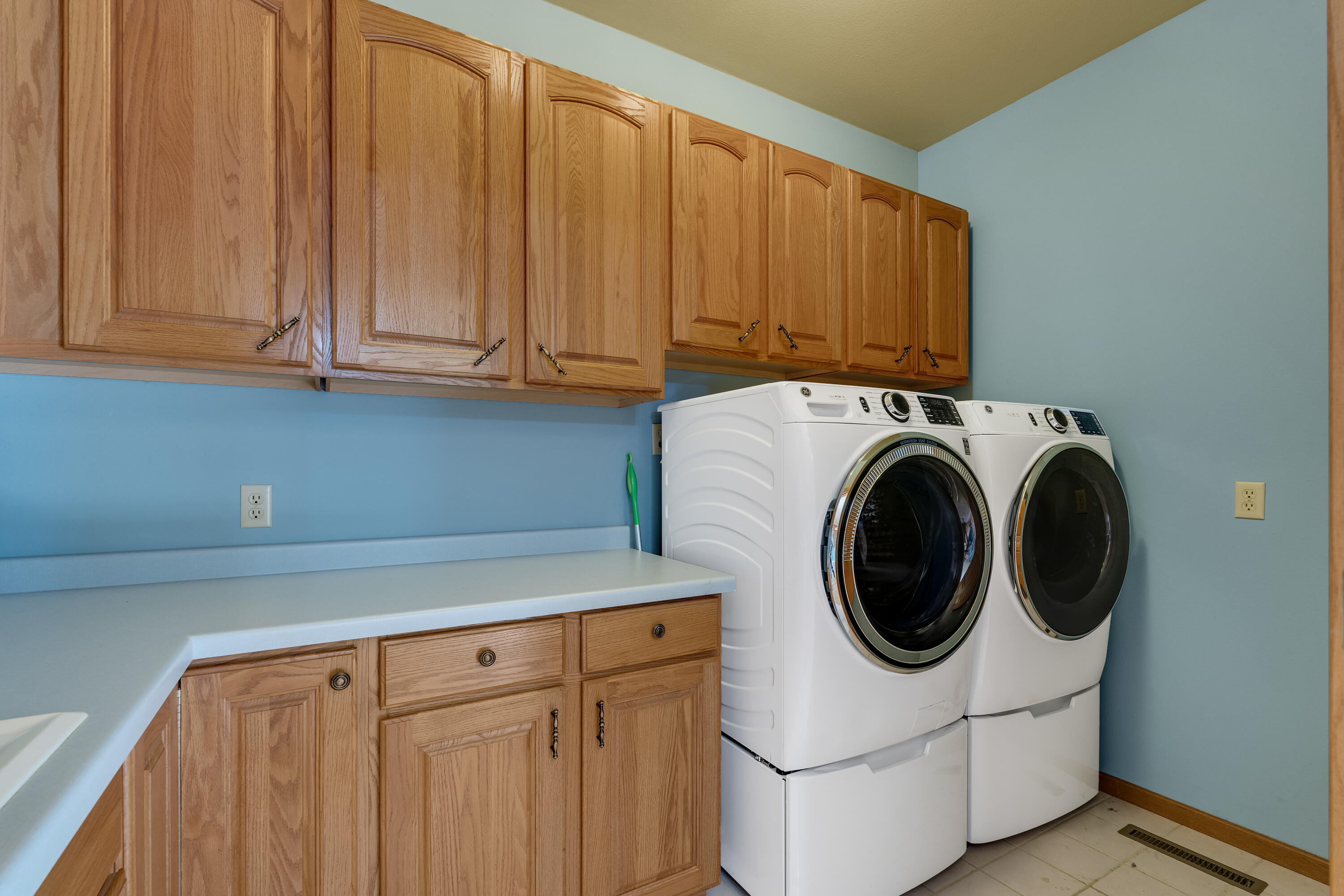 27751 Nutmeg Road Glendale, WI 53929 - Photo 12 of 44 Laundry rm