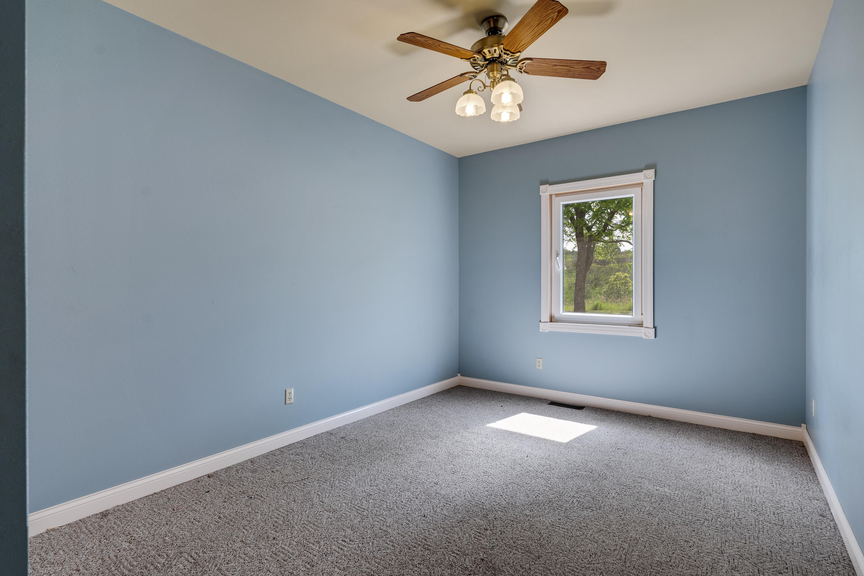 27751 Nutmeg Road Glendale, WI 53929 - Photo 18 of 44 ul Bedroom