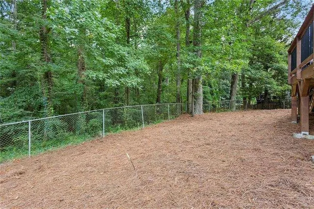 a view of a backyard