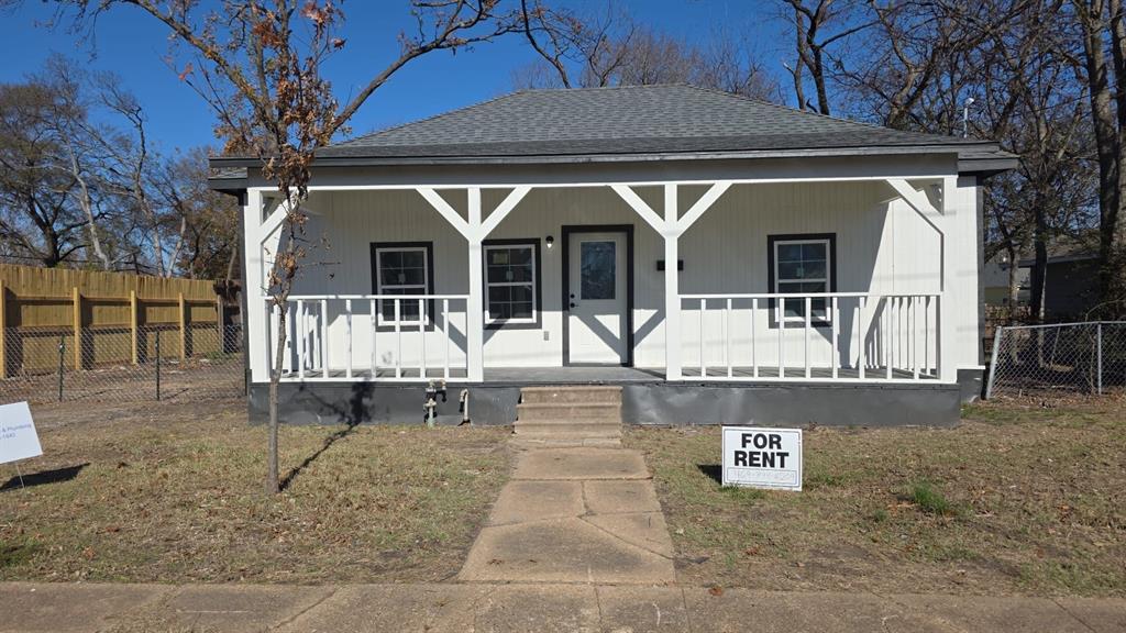 Bungalow featuring roof with shingles and covered porch