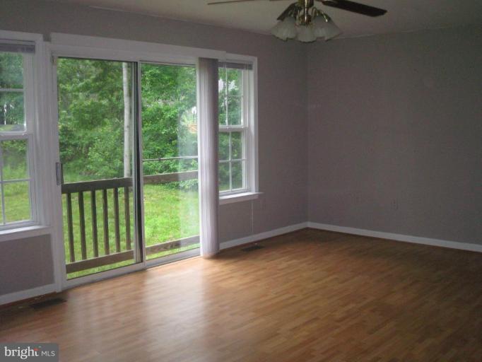 30 Myrtle Road Fredericksburg, VA 22405 - Photo 6 of 8 Living Room