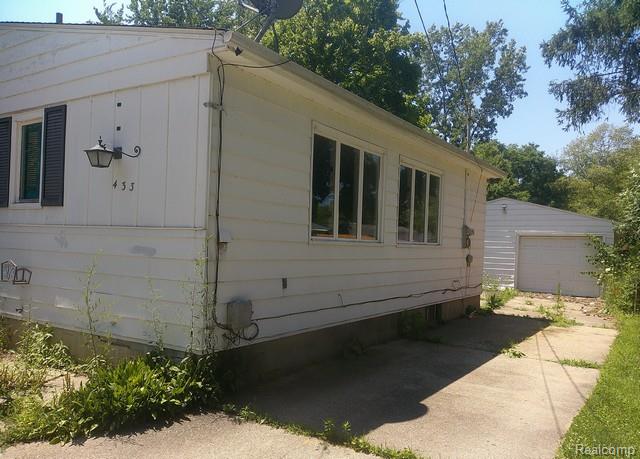 433 Crestview Street Flushing, MI 48433 - Photo 4 of 19 DSCF0572.JPG