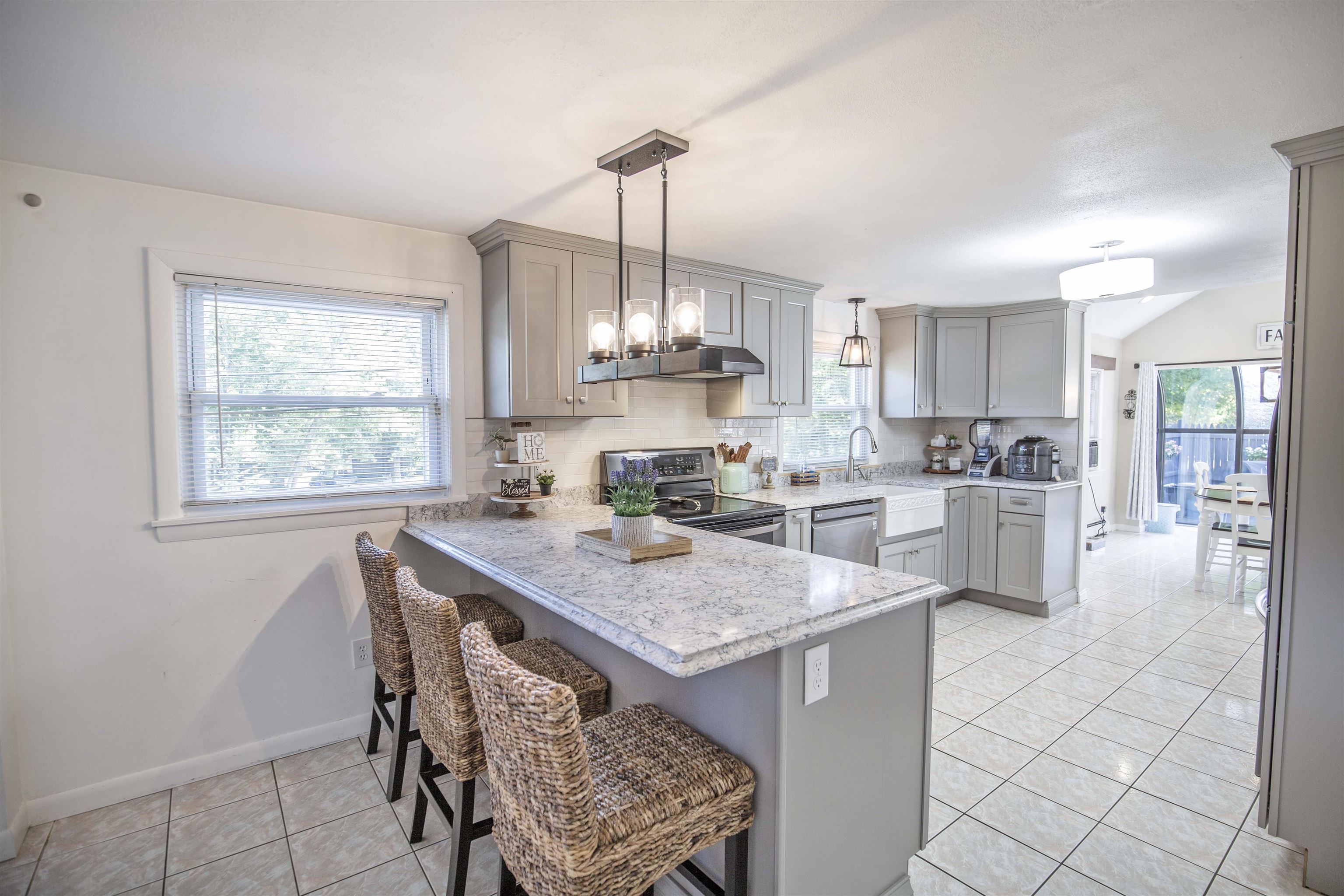 87 Windham Road Pelham, NH 03076 - Photo 4 of 39