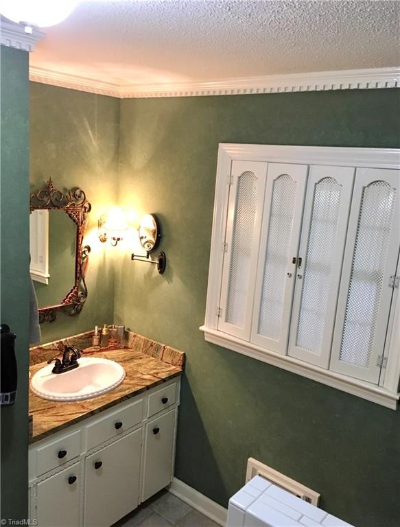 559 Reeves Mill Road Mount Airy, NC 27030 - Photo 17 of 30 Main full bathroom