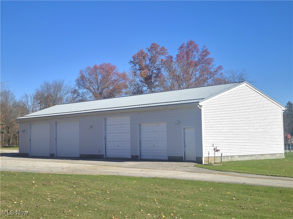 15660 Georgia Road Middlefield, OH 44062 - Photo 5 of 31 28x76 finished 4 car garage.