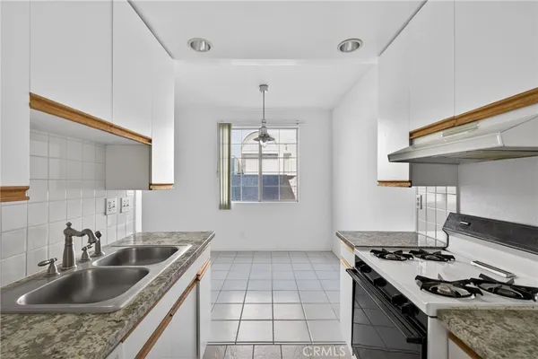 a bathroom with a toilet and a bathtub