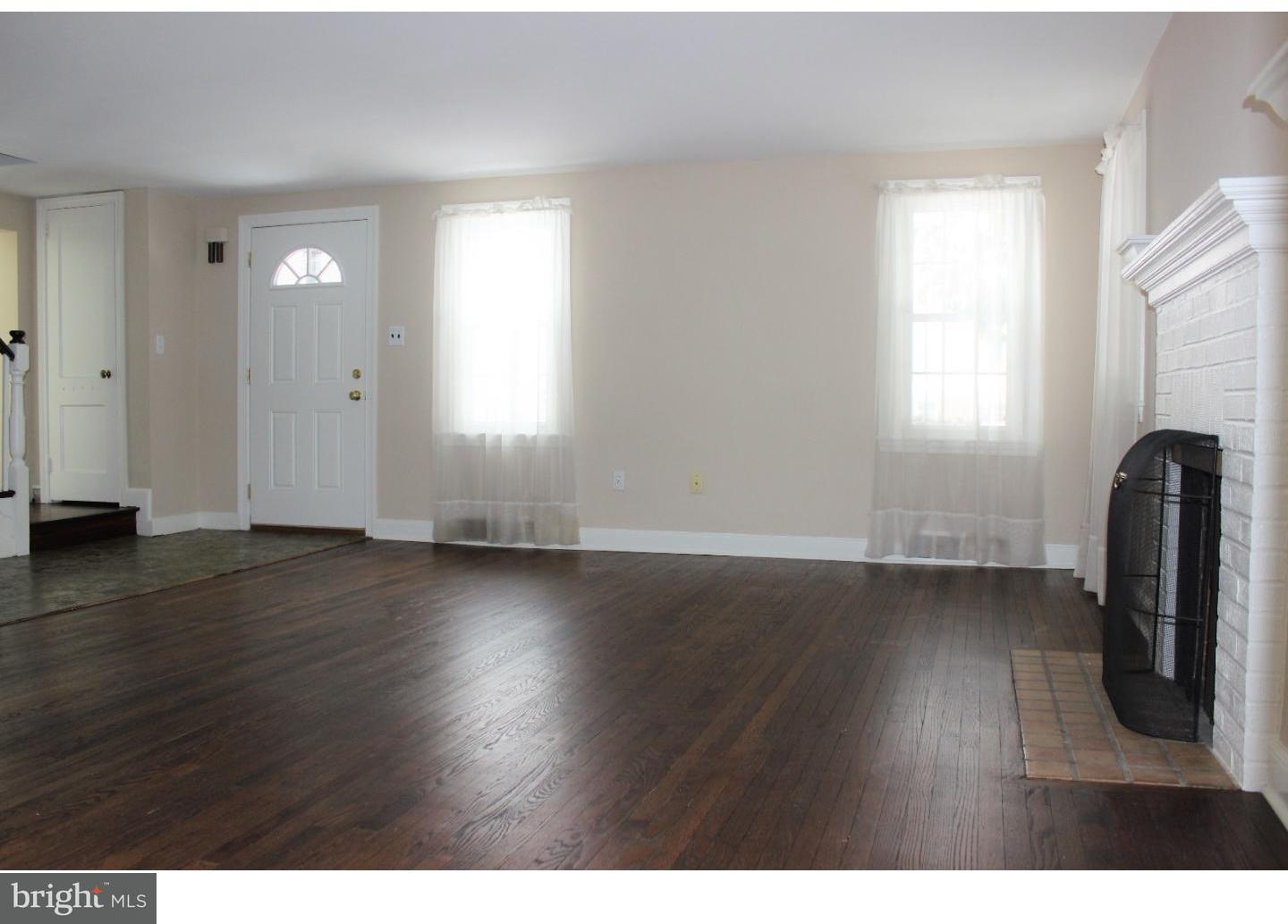 407 Crest Road Oreland, PA 19075 - Photo 3 of 25 Living Room