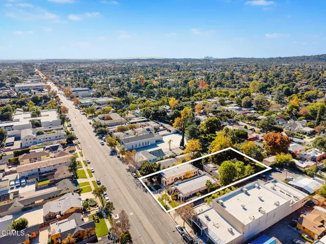 a black and white photo of a room