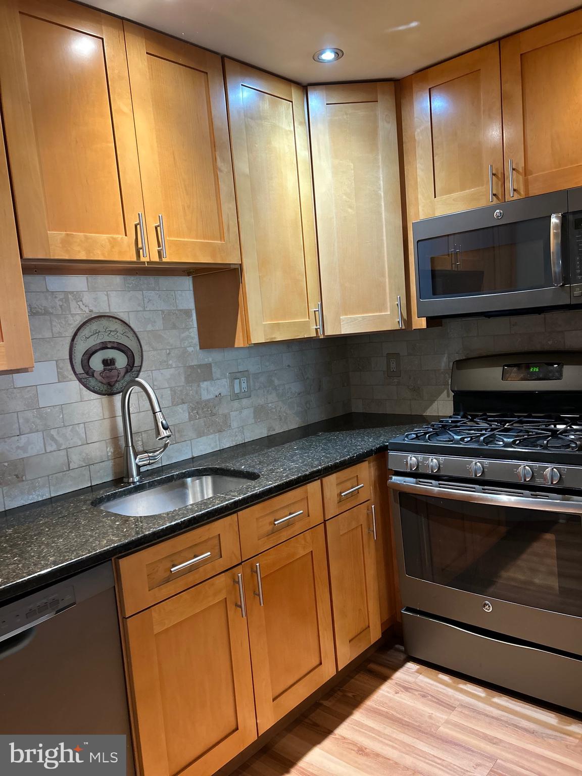 3568 Kyle Road Philadelphia, PA 19154 - Photo 15 of 39 Great lighting and counter space