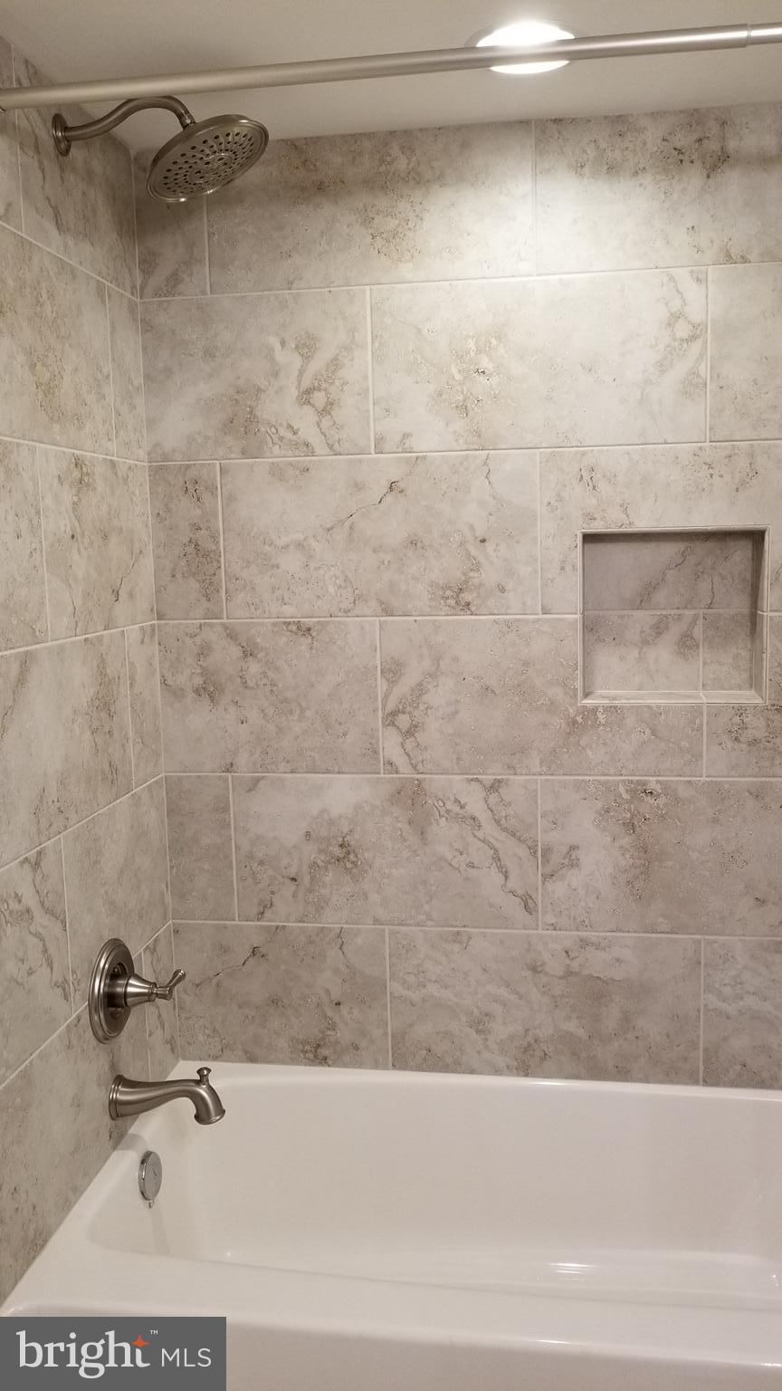 7821 Rocky Springs Road Frederick, MD 21702 - Photo 20 of 30 Tile surround feature in hall bath