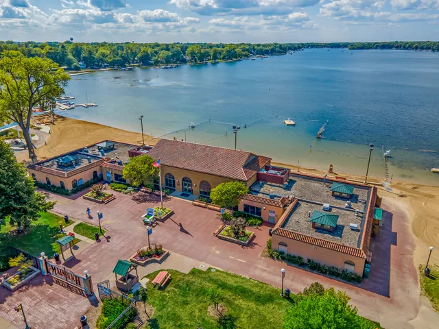 $319,900 | 421 Lake Avenue, Crystal Lake, IL 60014