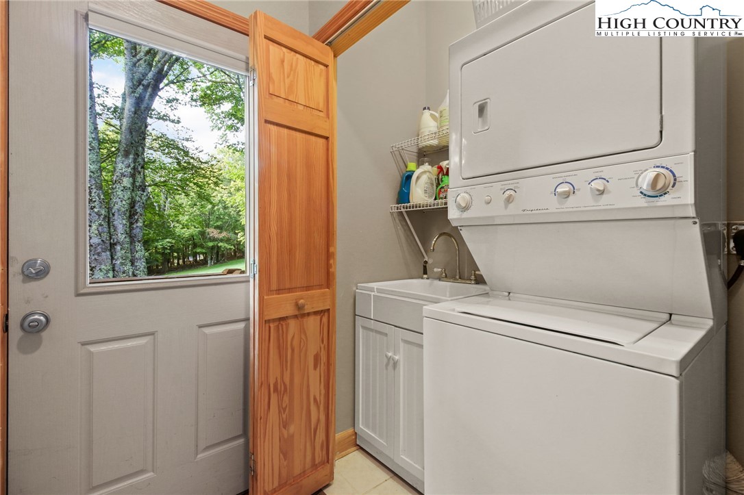 105 Old Field Road Beech Mountain, NC 28604 - Photo 26 of 43 a utility room with dryer and washer