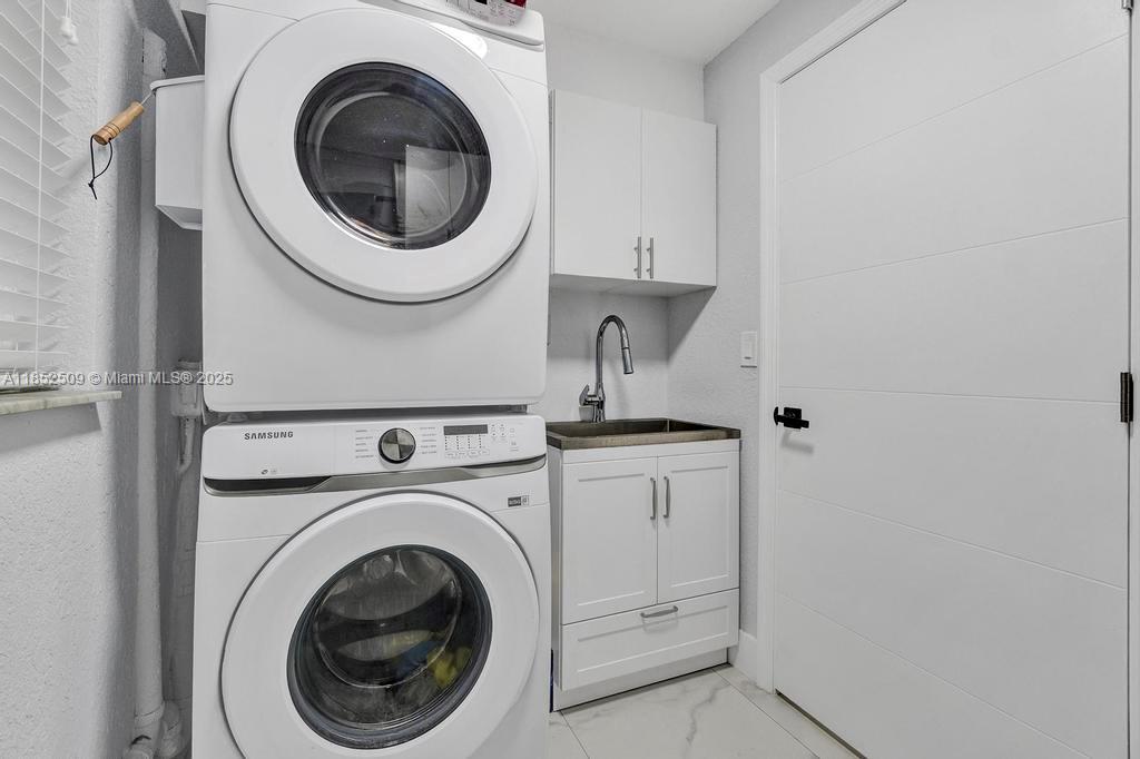 6470 Southwest 27th Street Miami, FL 33155 - Photo 29 of 38 a utility room with dryer and washer