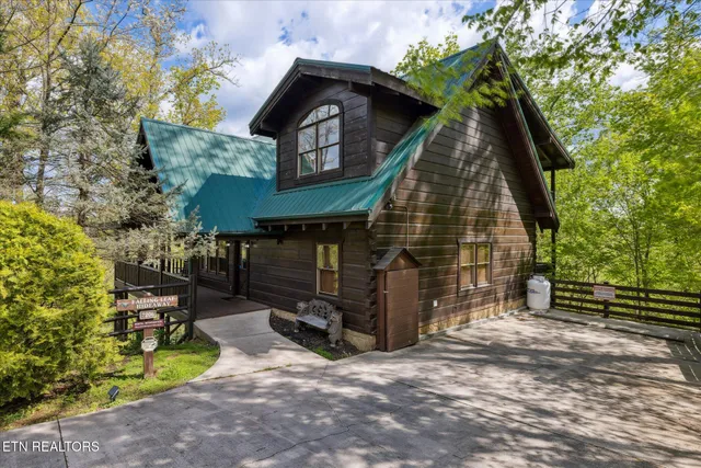 $1,249,900 | 3206 Falling Leaf Way, Pigeon Forge, TN 37863