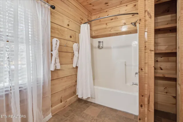 $1,249,900 | 3206 Falling Leaf Way, Pigeon Forge, TN 37863