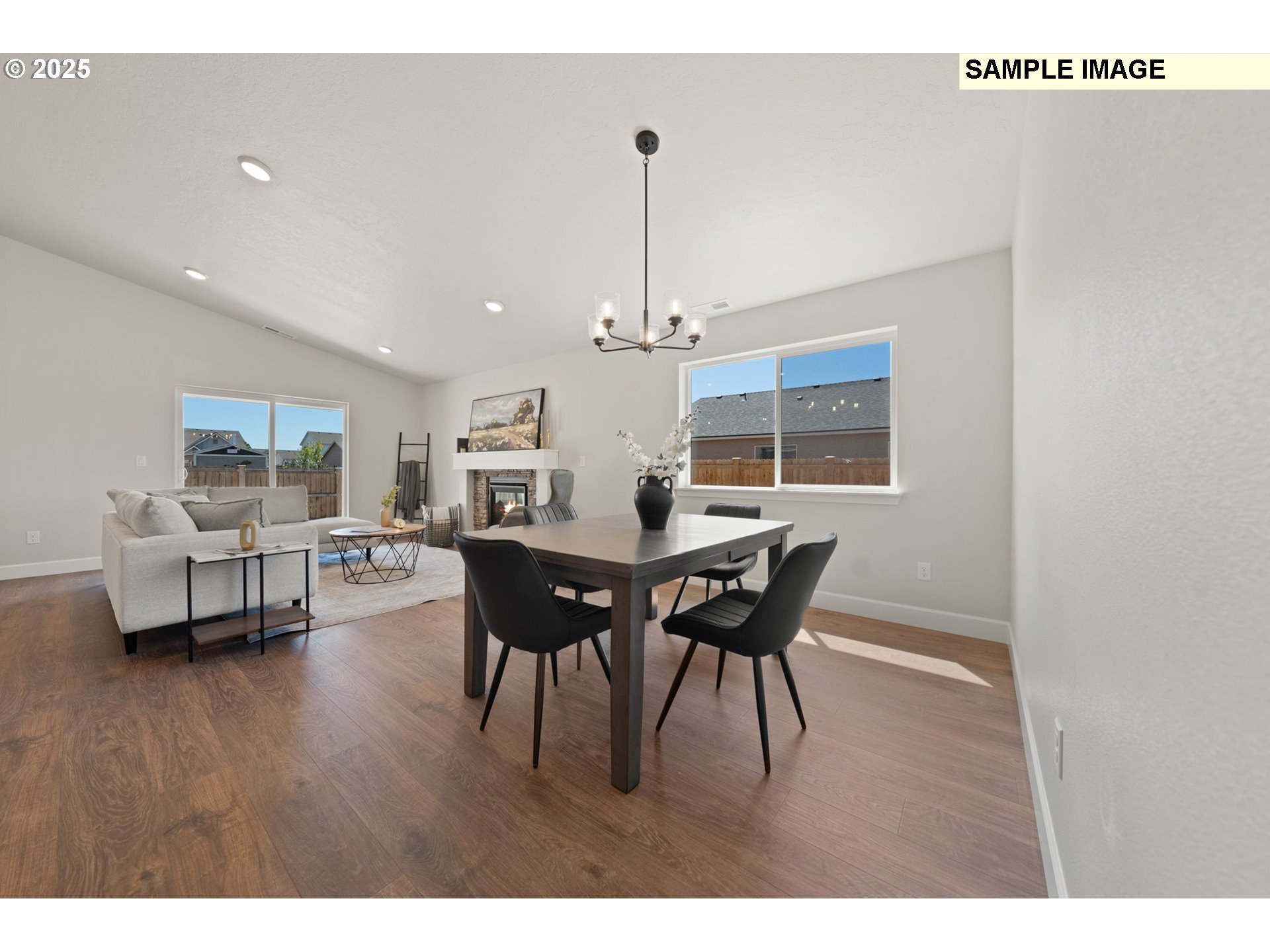 579 Arthur Street Umatilla, OR 97882 - Photo 12 of 31 a dining room with furniture and window
