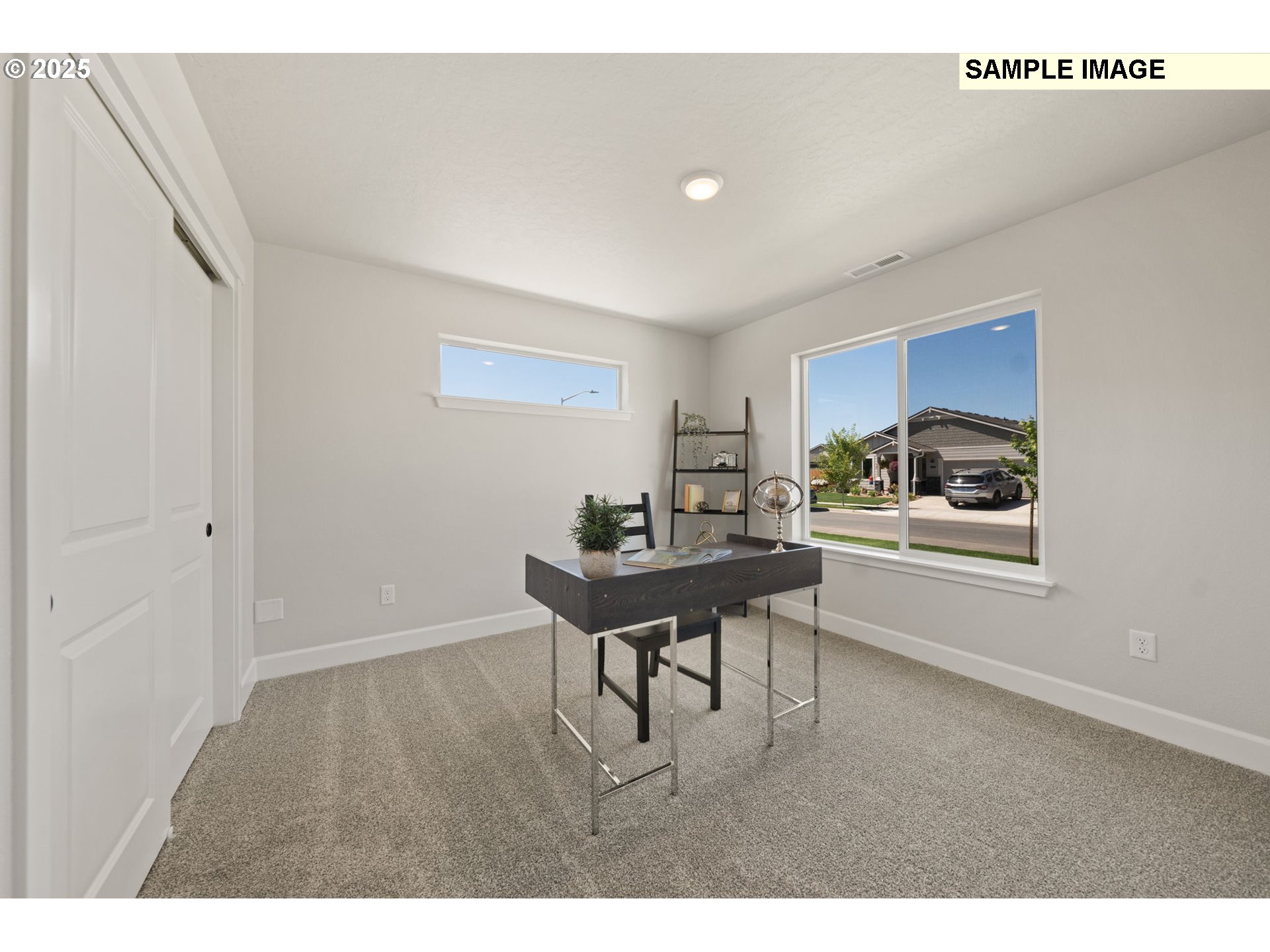 579 Arthur Street Umatilla, OR 97882 - Photo 4 of 31 a workspace with furniture and window