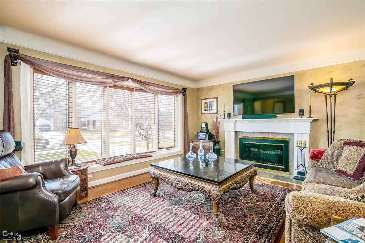 20069 Holiday Road Grosse Pointe Woods, MI 48236 - Photo 5 of 38