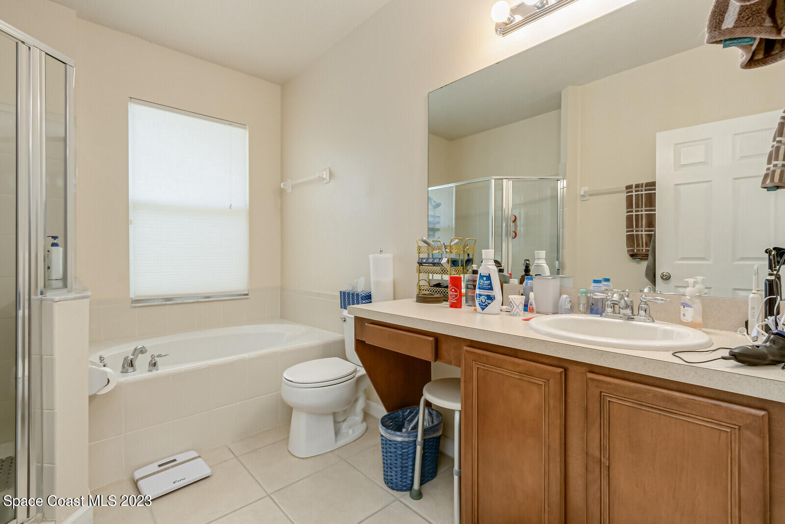 881 Benton Drive Melbourne, FL 32901 - Photo 16 of 34 a bathroom with a sink mirror toilet and bathtub