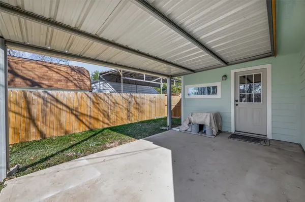 a view of backyard with a garden