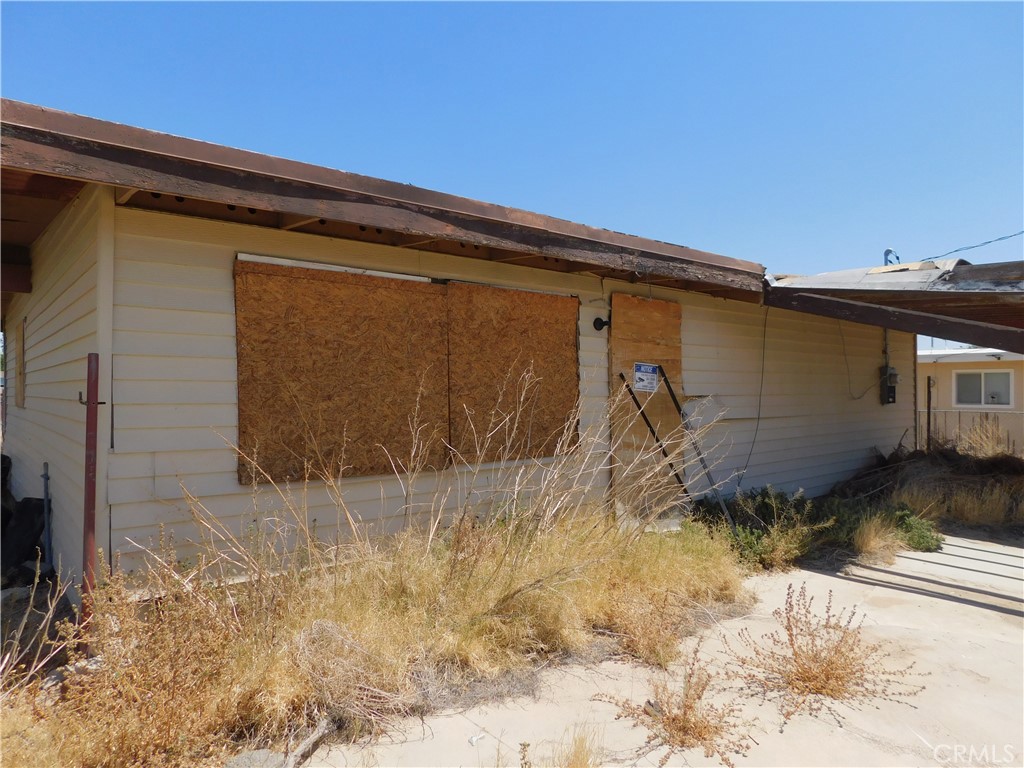 25372 Jade Road Barstow, CA 92311 - Photo 4 of 28 a backyard of a house