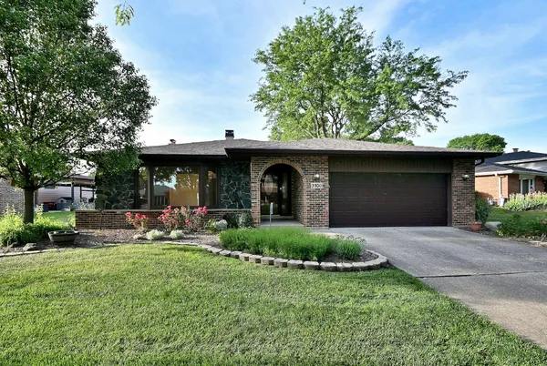 $565,000 | 3100 Grandview Place, Darien, IL 60561