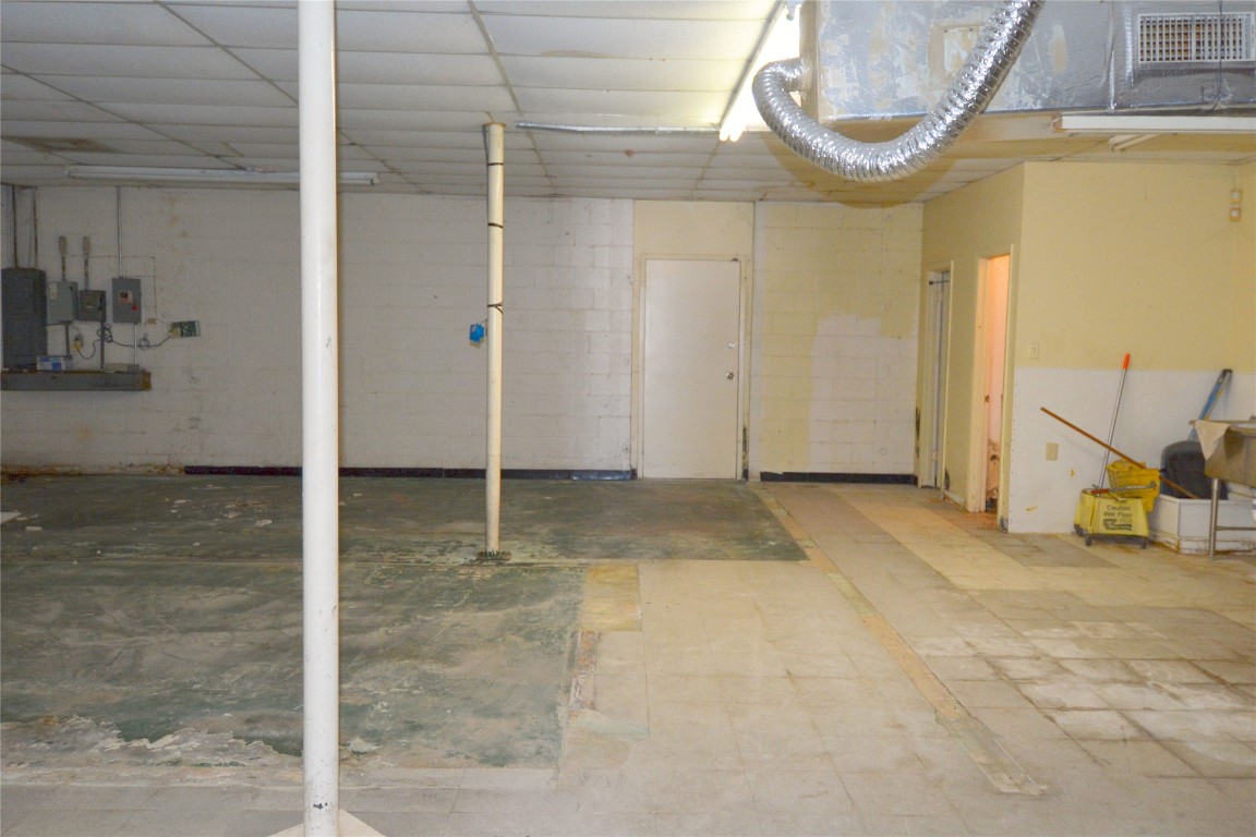 10013 West Montgomery Road Houston, TX 77088 - Photo 5 of 6 an empty room with entrance