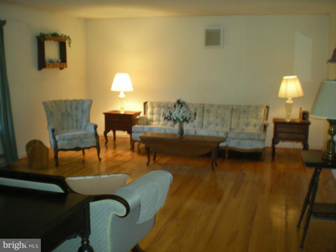 8131 Bennett Branch Road Mount Airy, MD 21771 - Photo 4 of 30 Living Room
