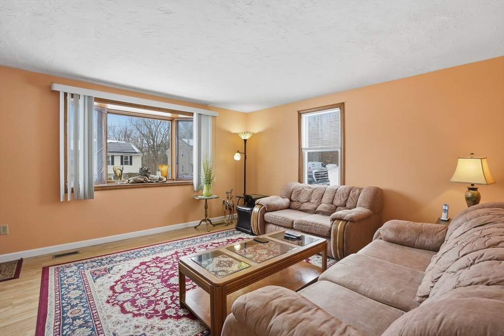 20 Bolton Street Worcester, MA 01604 - Photo 4 of 33 Gallery Image 4