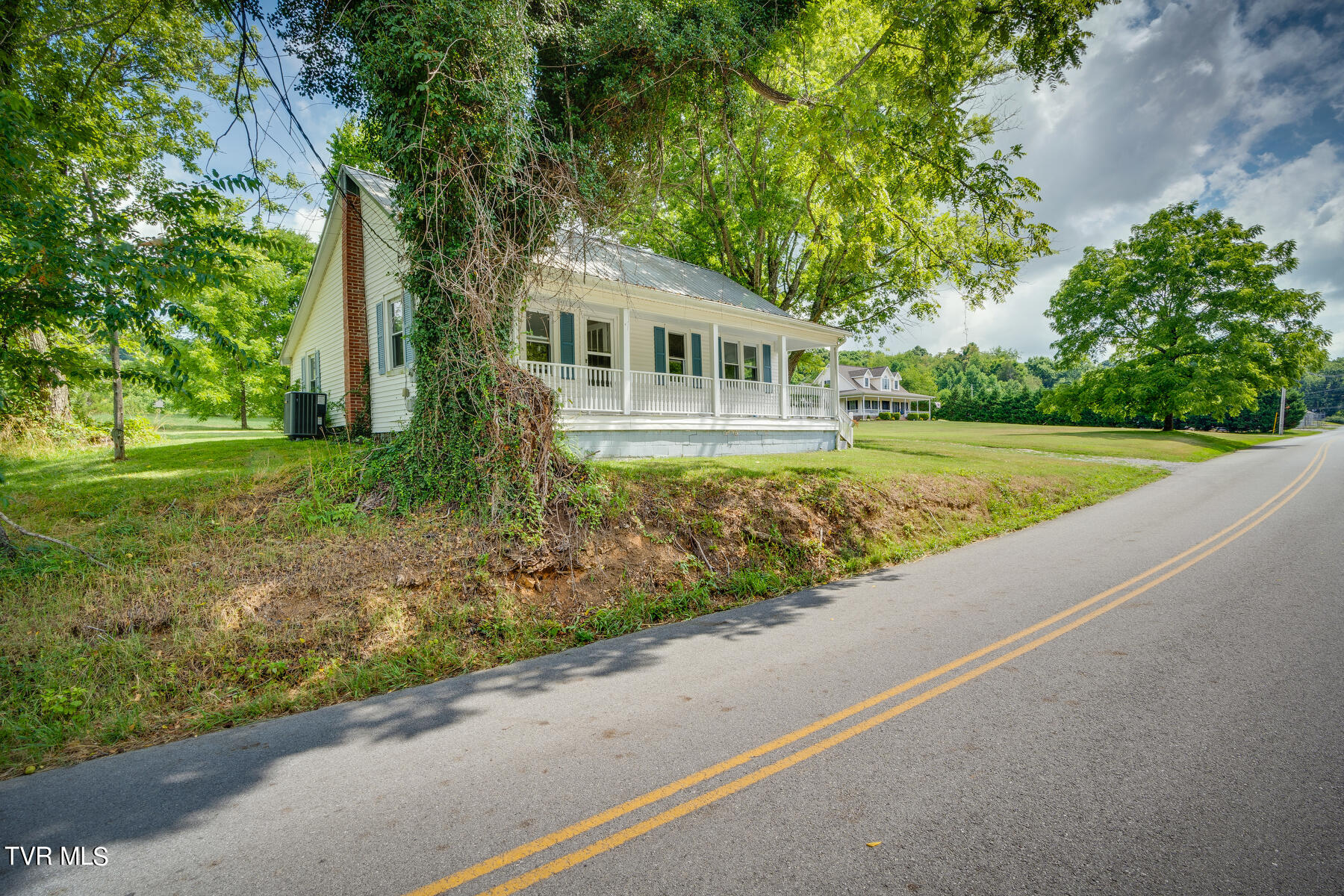1350 Walkertown Road Afton, TN 37616 - Photo 2 of 32 002