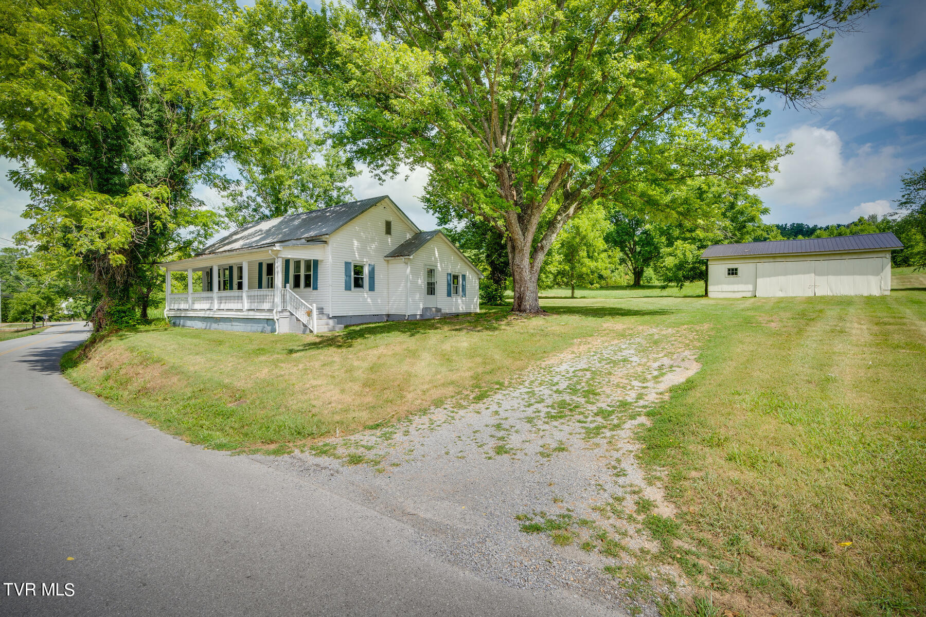 1350 Walkertown Road Afton, TN 37616 - Photo 3 of 32 003