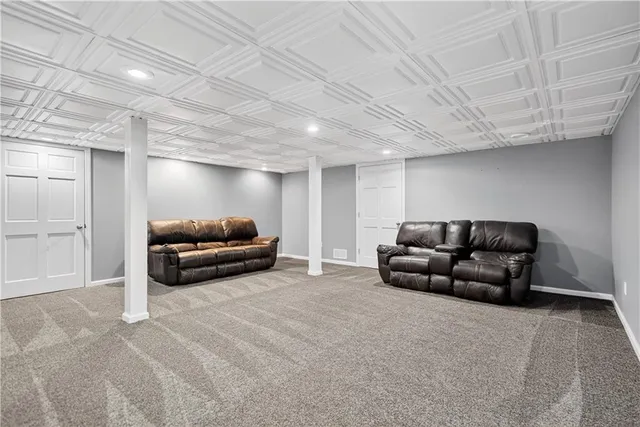 a view of livingroom with furniture