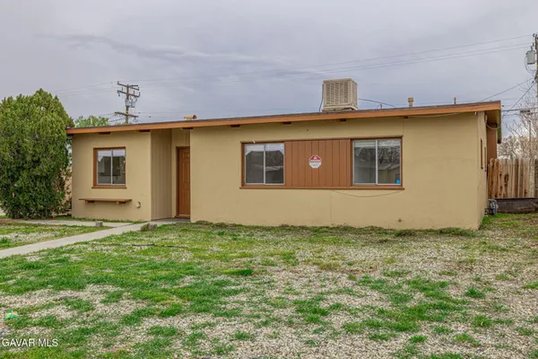 a view of a house with backyard