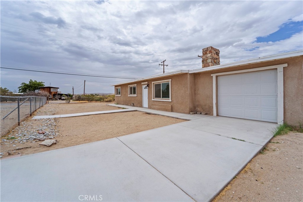 36415 Soapmine Road Barstow, CA 92311 - Photo 17 of 19 Garage/Driveway