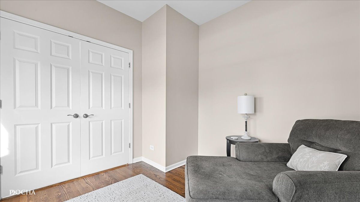 420 Raintree Drive Oswego, IL 60543 - Photo 20 of 51 a living room with furniture