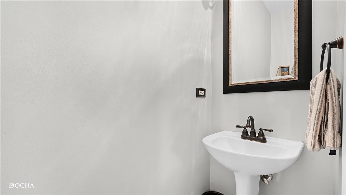 420 Raintree Drive Oswego, IL 60543 - Photo 21 of 51 a bathroom with a sink a mirror and a window