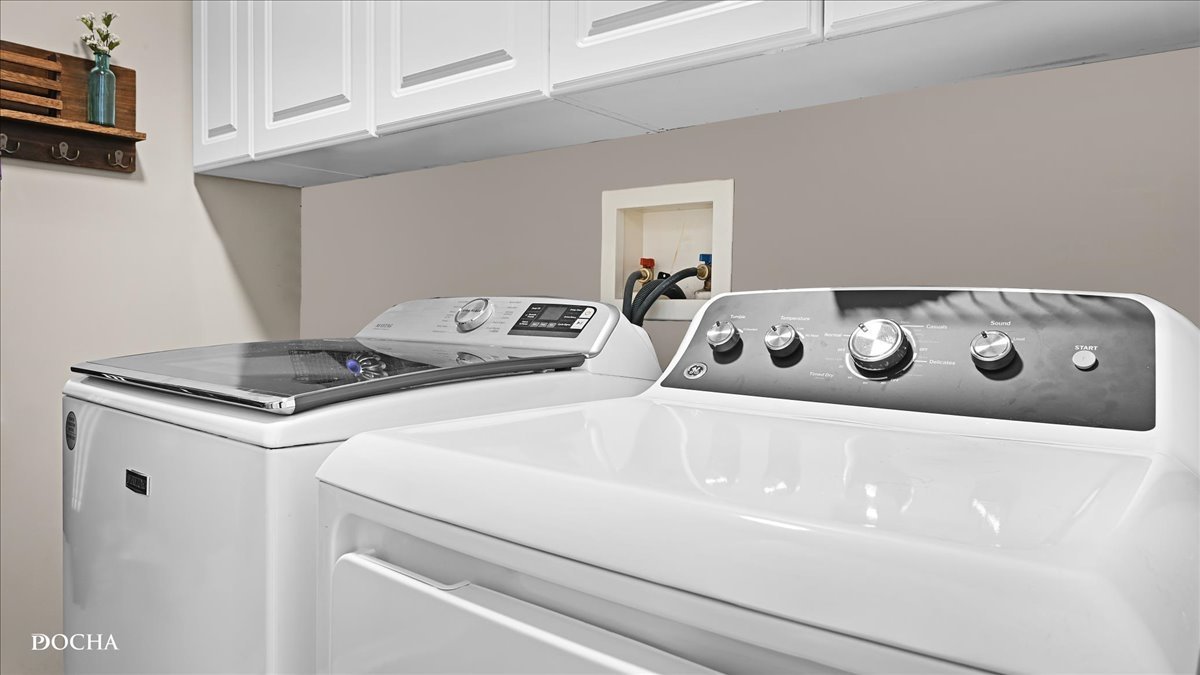 420 Raintree Drive Oswego, IL 60543 - Photo 22 of 51 a utility room with washer and dryer