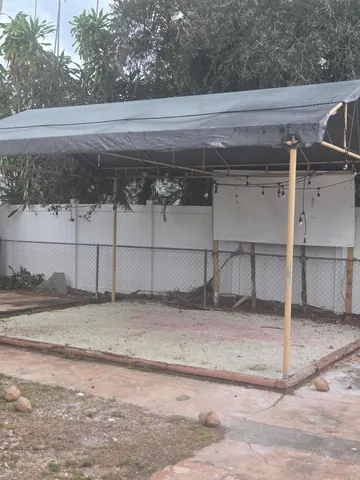 a view of a entrance gate of the house